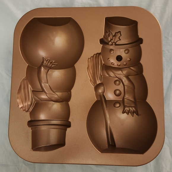 Nordic Ware USA Snowman Cake Pan, 10 cups/2.6 liter - Picture 2 of 7